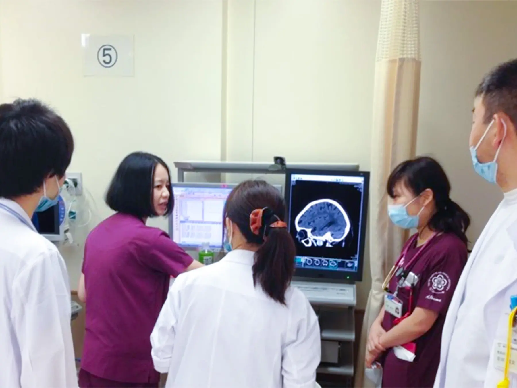 初期臨床研修医_指導中の様子