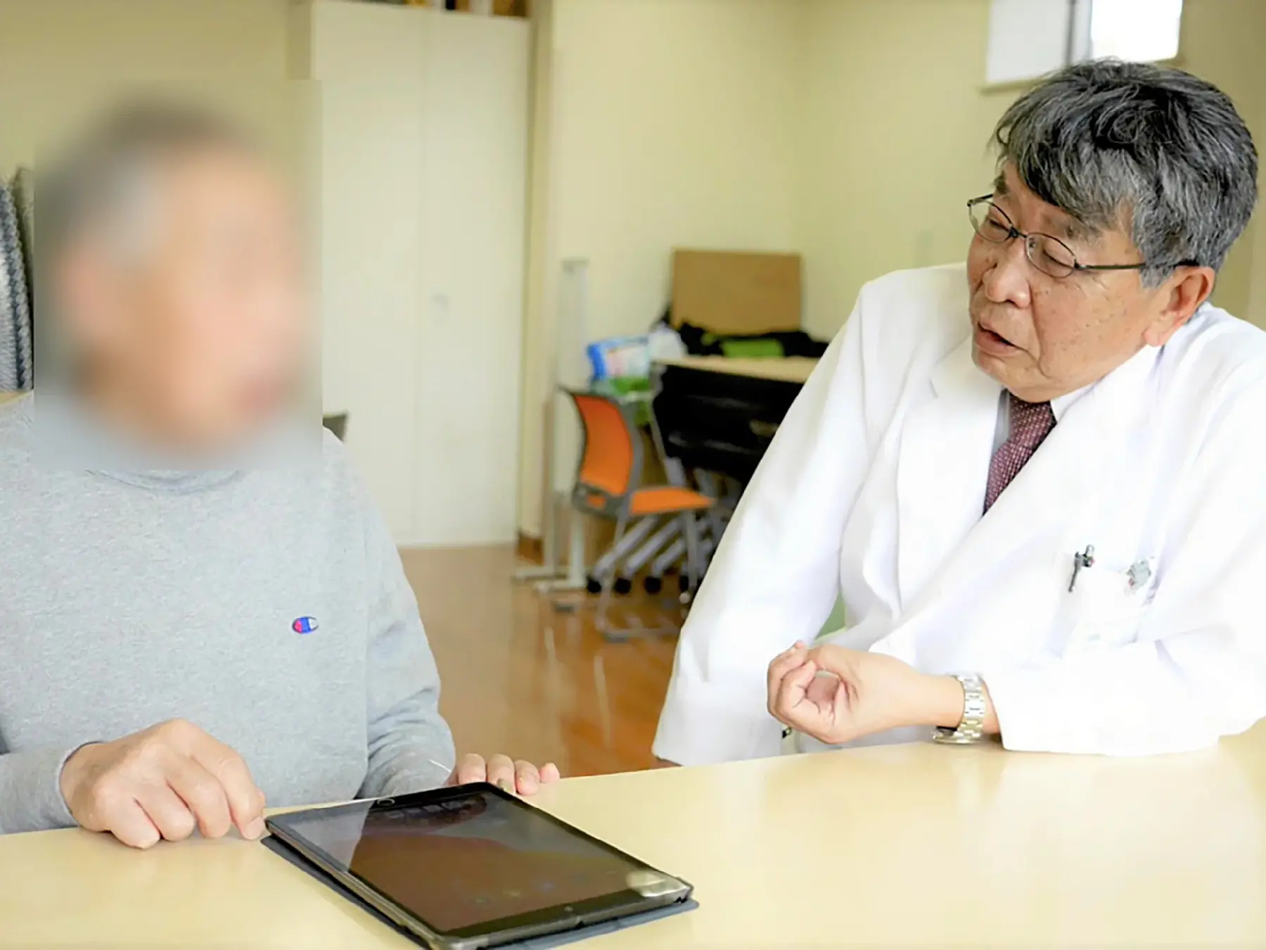 開発中の「情緒支援型チャットボット」を試した後、感想を話す男性