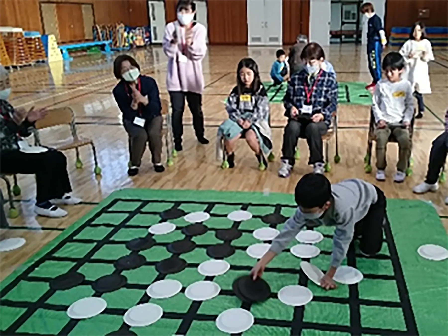 囲碁教室で親睦を深めている様子01