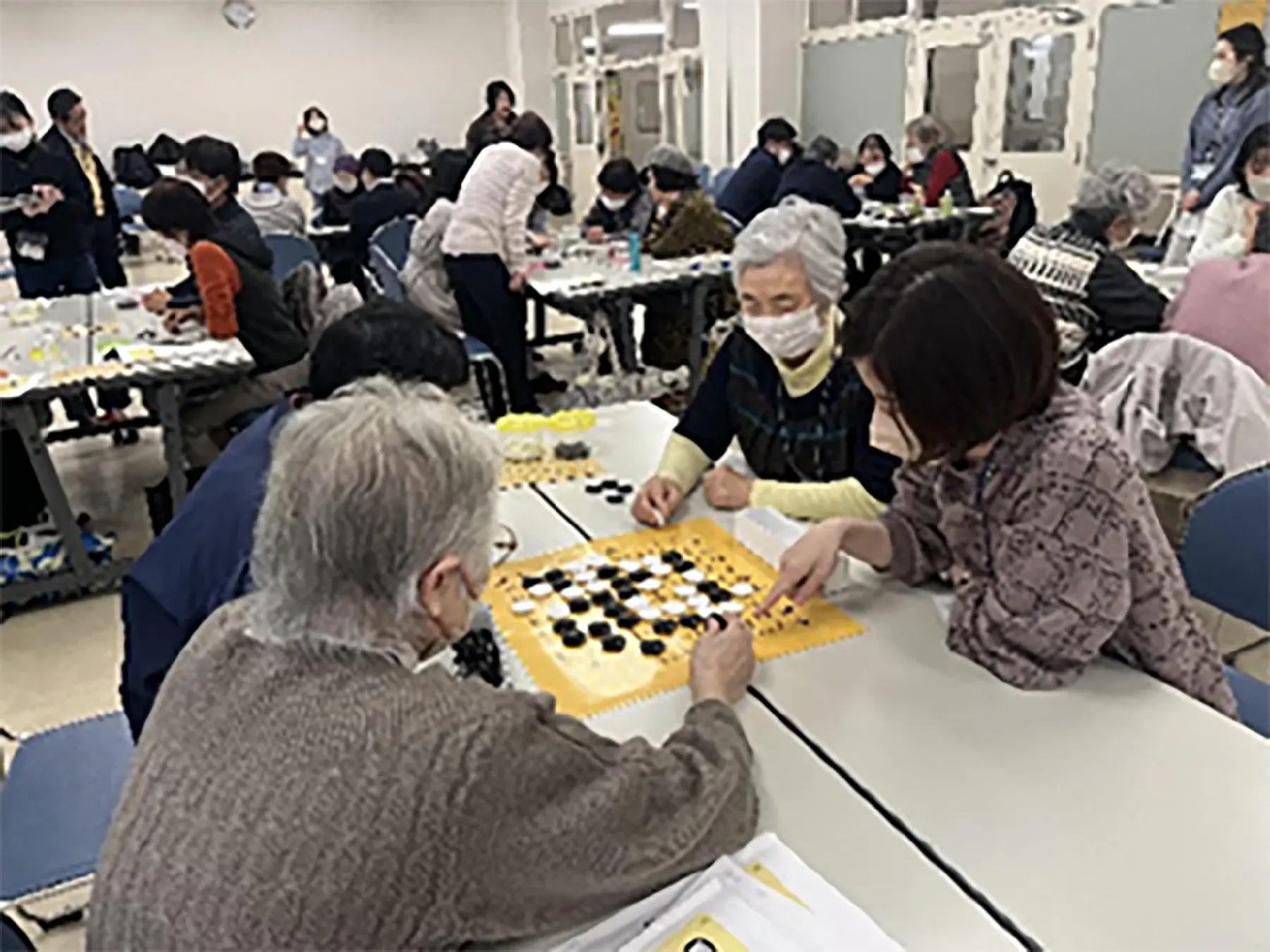 囲碁教室で親睦を深めている様子02