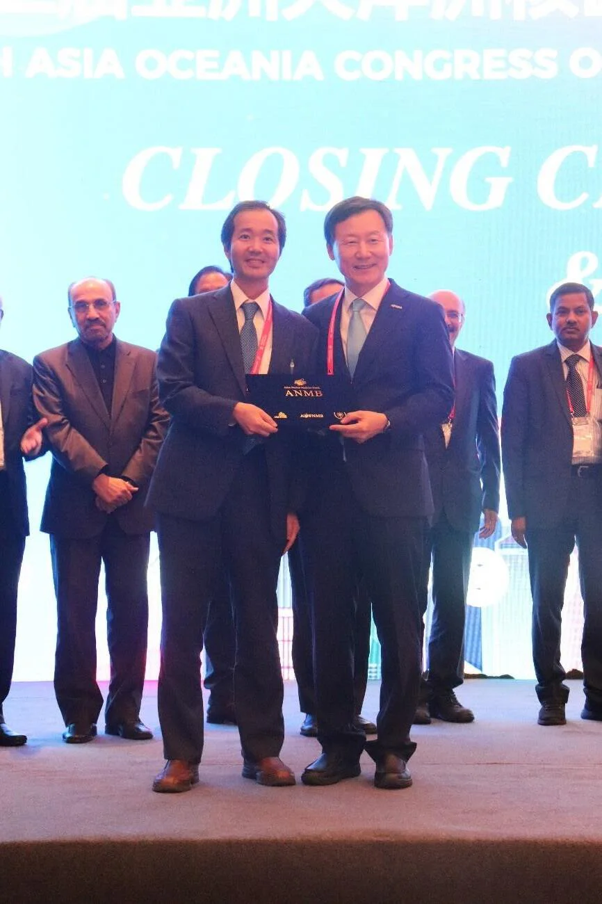 アジア核医学会にて、Fellow of Asia Nuclear Medicine Board の授与（写真手前左：亀山専門部長）